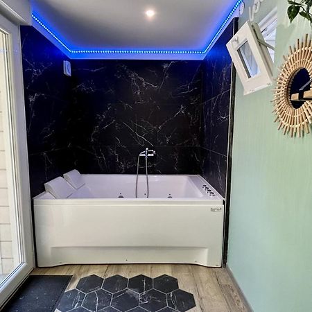 Terre & Mer'Veilles 2, Appartement Avec Spa Pour 2 Personnes Favières Exterior foto