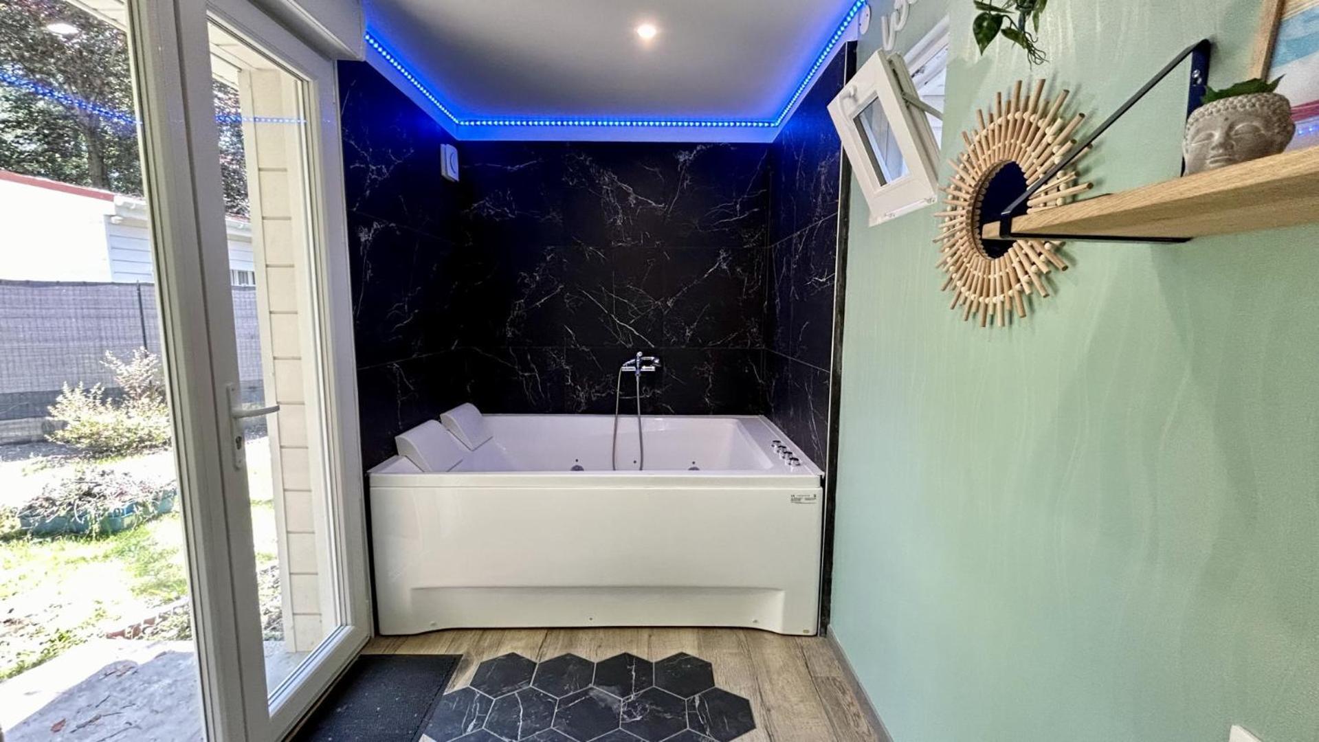 Terre & Mer'Veilles 2, Appartement Avec Spa Pour 2 Personnes Favières Exterior foto